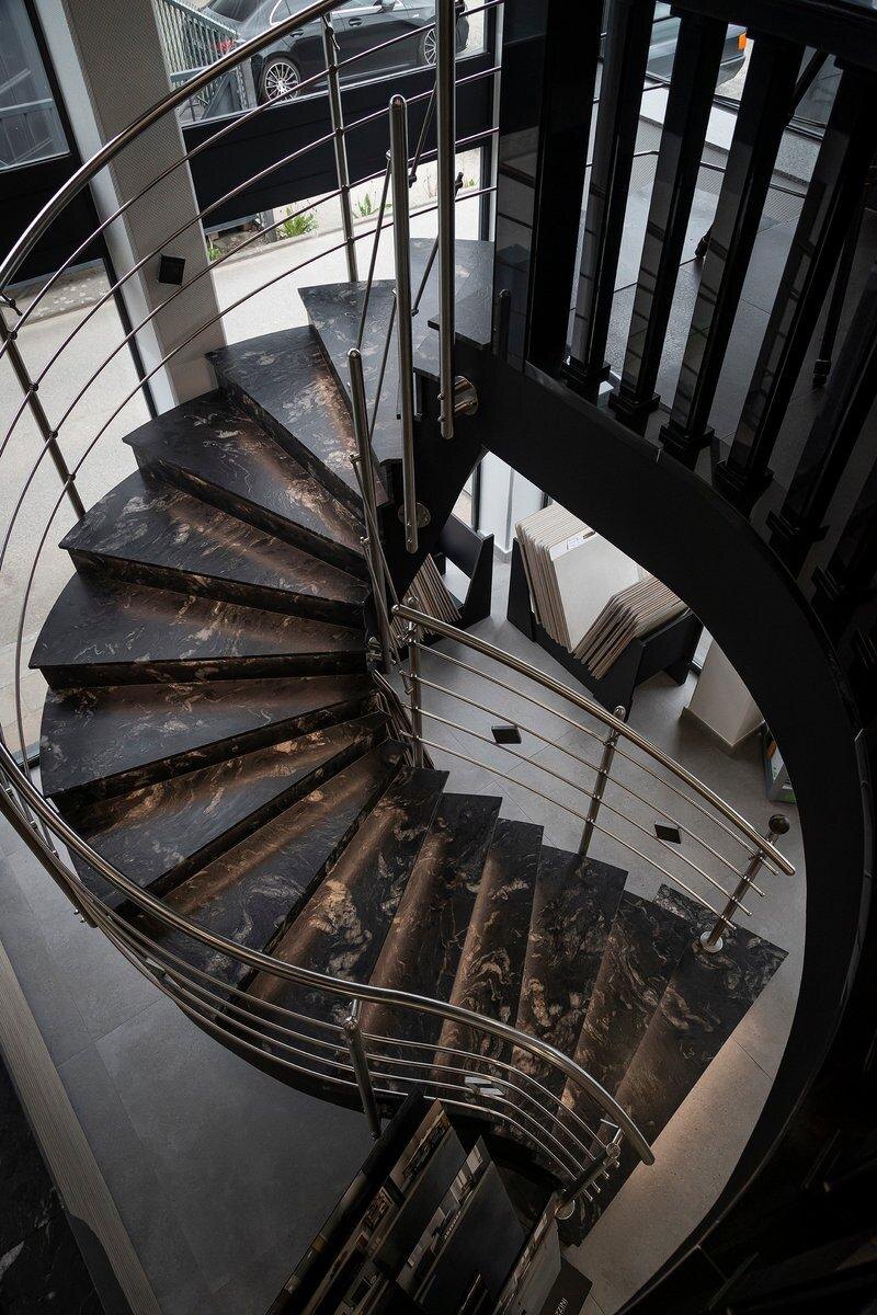 Облицовка винтовой лестницы натуральным гранитом Black Cosmic
