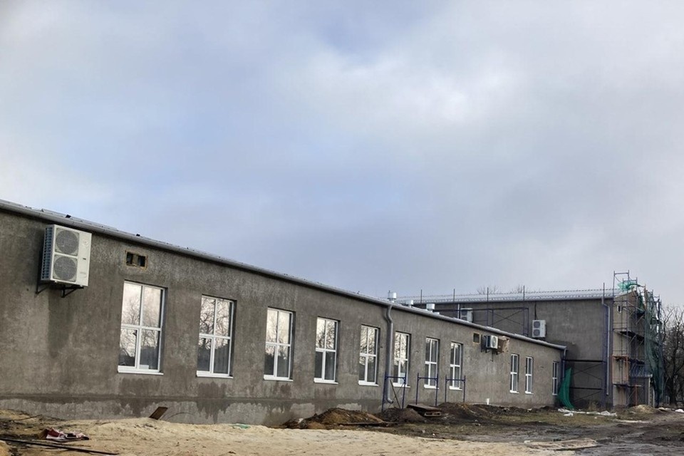    В Мариуполе строители Московской области восстанавливают спортшколу «Олимпия». Фото: Администрация Мариуполя