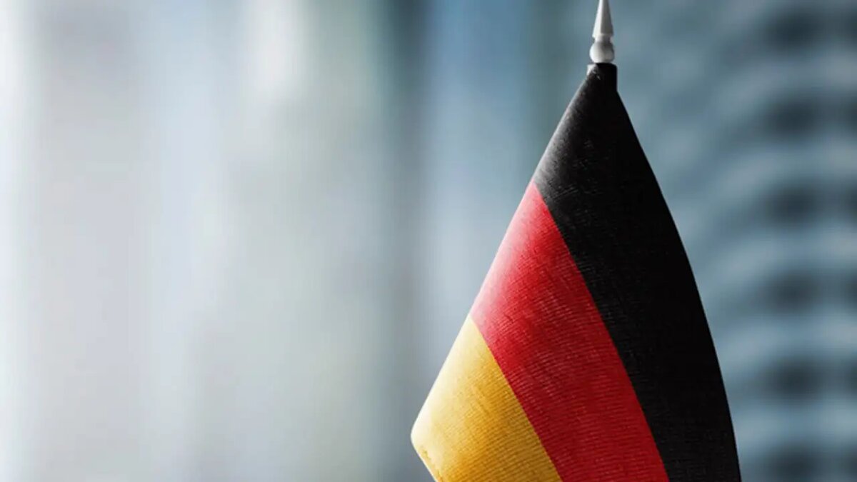    Государственный флаг Германии. © freepik.com/artbutenkov