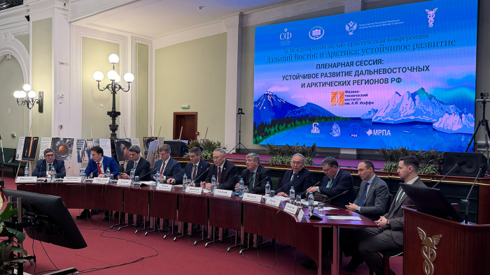    Источник фото: Союз журналистов СНГ. По результатам пленарной сессии участники заседания пришли к выводу о том, что вектор в освоении Дальнего Востока и Арктики выбран верный, теперь важно не потерять набранный темп.