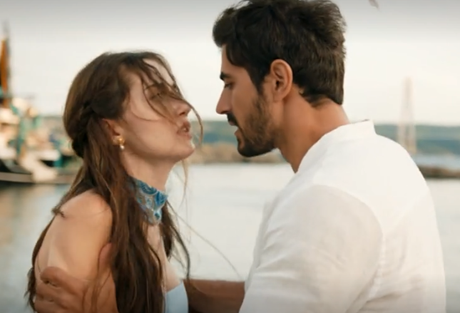 Кадр из сериала «Между» (Arafta), 1-й сезон, 1-я серия. Режиссёры: Огузхан Денизхан, Эрдал Сары. Производство: GoQuest Media, Rains Pictures, 2025.