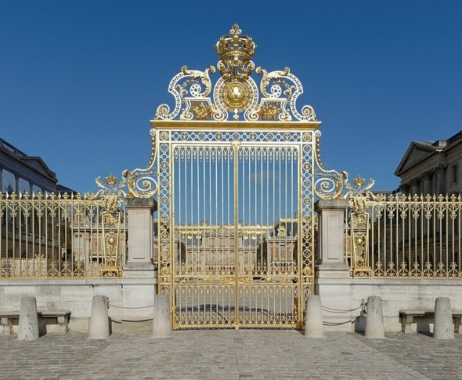 Рис. 2. Золотые ворота – главный вход в Версальский дворец. Вид с Парижского проспекта (фр. Avenue de Paris). Версаль. Современное фото