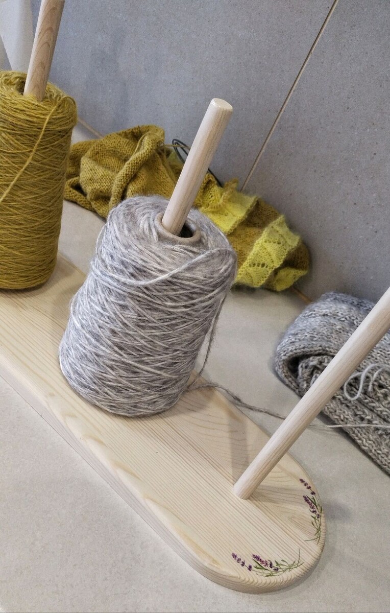 Держатель настольный для пряжи, полотенец, рулонов
 