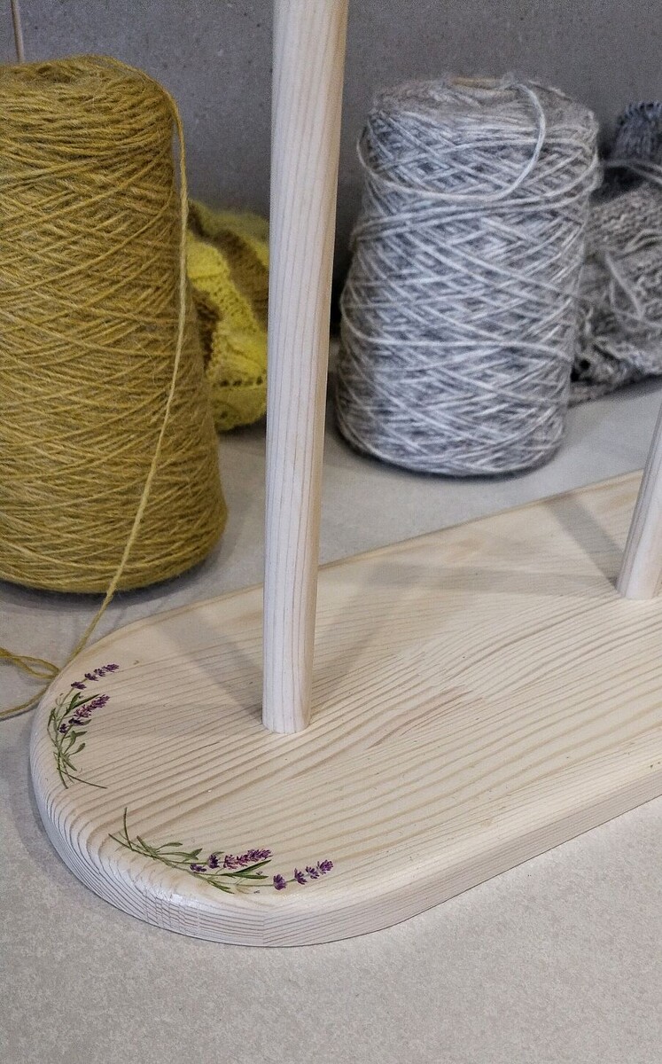 Держатель настольный для пряжи, полотенец, рулонов
