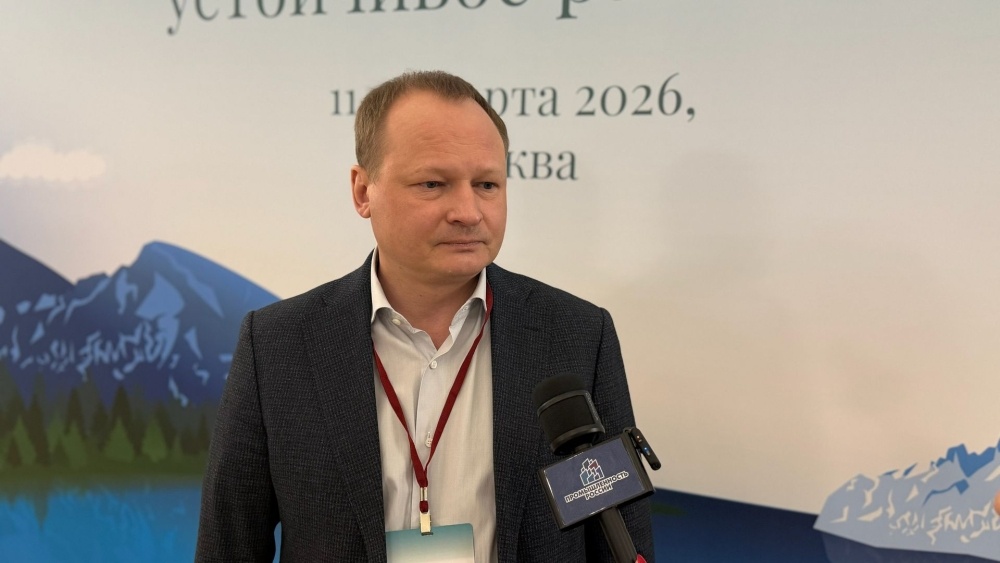   Антон Мороз вице-президент Национального объединения строителей (НОСТРОЙ) на сессии «Строительство на Дальнем Востоке и в Арктической зоне Российской Федерации: мастер-планы опорных населенных пунктов – от бумажных проектов к реальным изменениям». Источник фото: Отраслевое СМИ «Промышленность России».