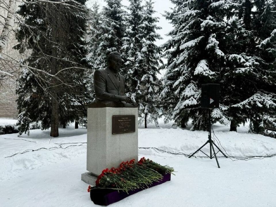    Возложение цветов к памятнику Михаилу Карамаеву. Источник: Пресс-служба администрации Горно-Алтайска