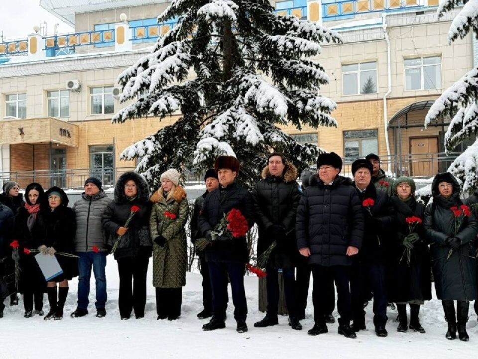    Возложение цветов к памятнику Михаилу Карамаеву. Источник: Пресс-служба администрации Горно-Алтайска