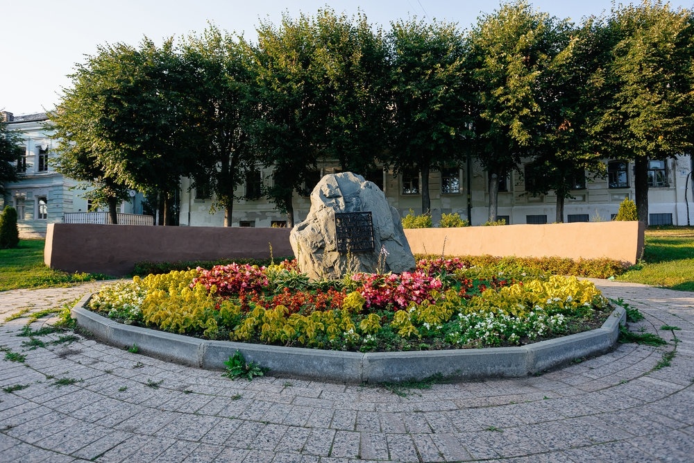 Памятный камень на месте основания Костромы