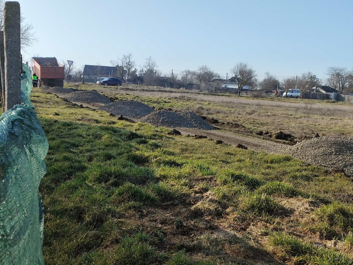 О, там белый щебень, а дальше серенький пошел...