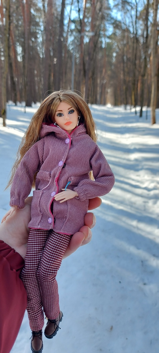 Карина на своей первой прогулке. Фото автора канала.