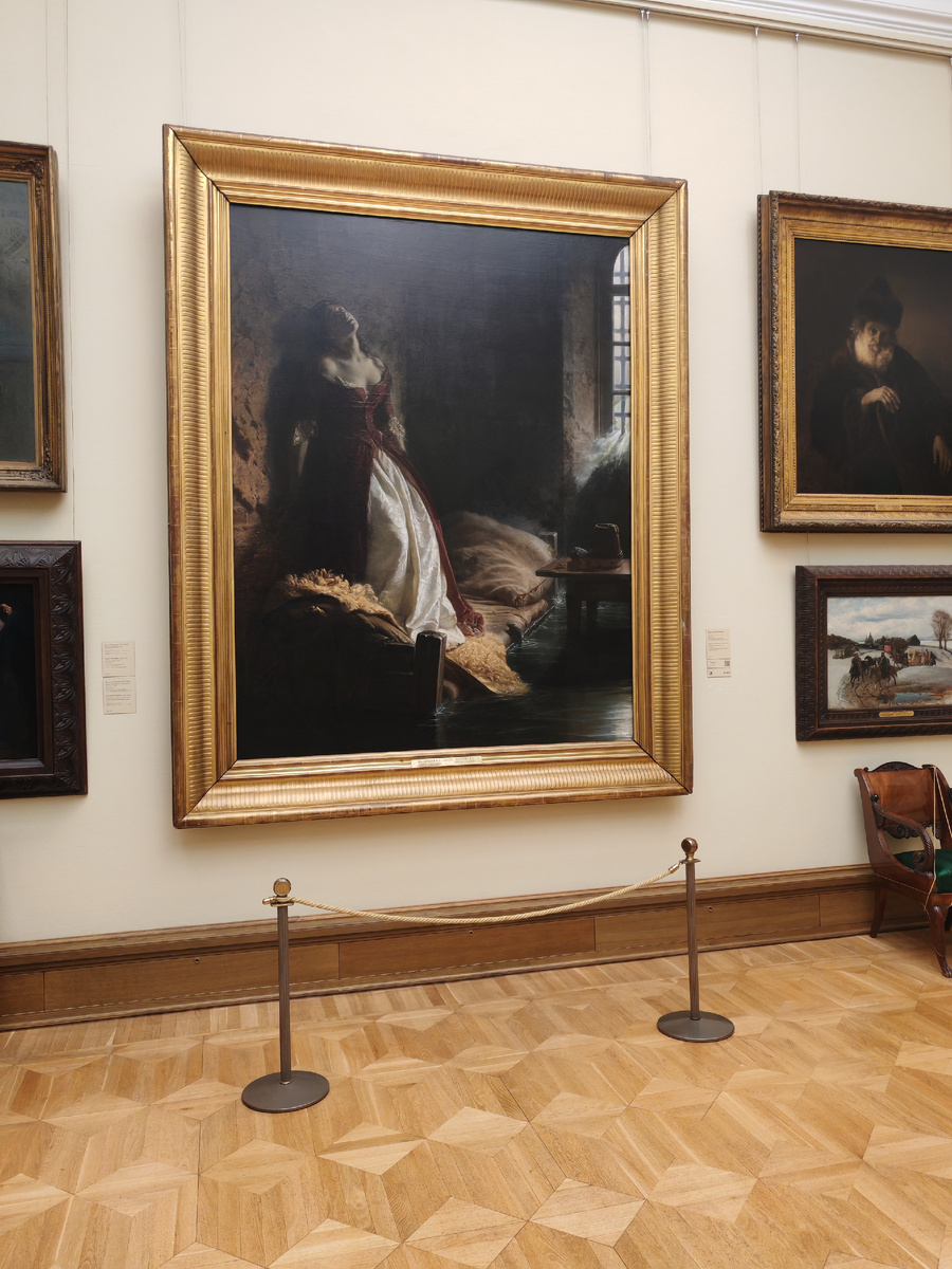 Перед ней я простояла довольно долго... 