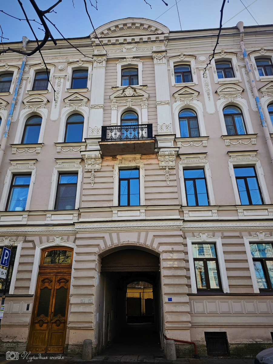 Дом выглядит скромно, но изящно. Фото: Парадная гостья