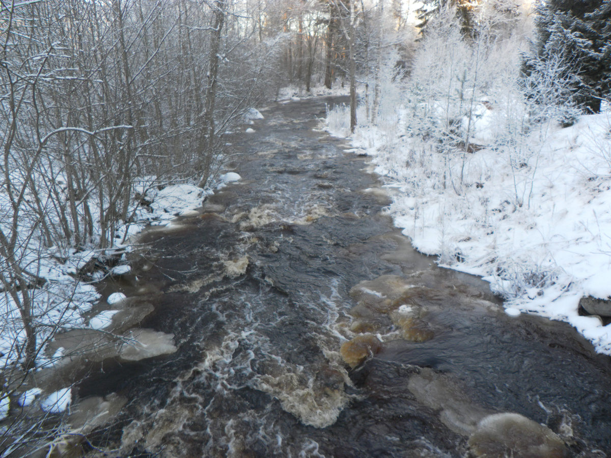 Кривой водопад на реке Перовке