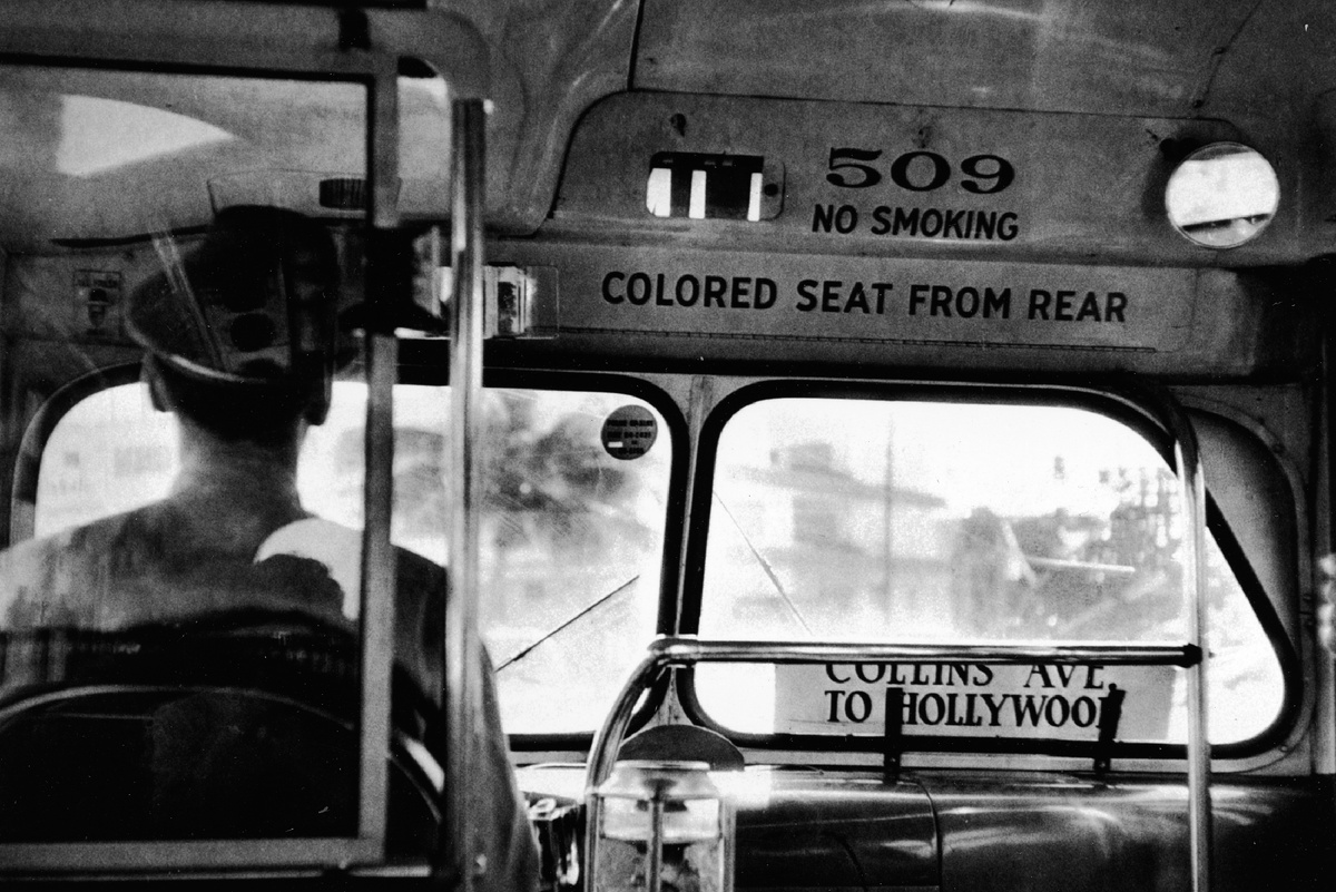 Надписи в салоне гласят: номер маршрута 509, не курить, места для «цветных» в задней части автобуса // gettyimages.com