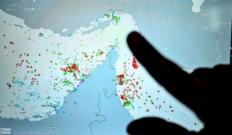 Ормузский пролив, проходящий вблизи иранского побережья, является важнейшим каналом в цепочке поставок энергоносителей (Getty images).
