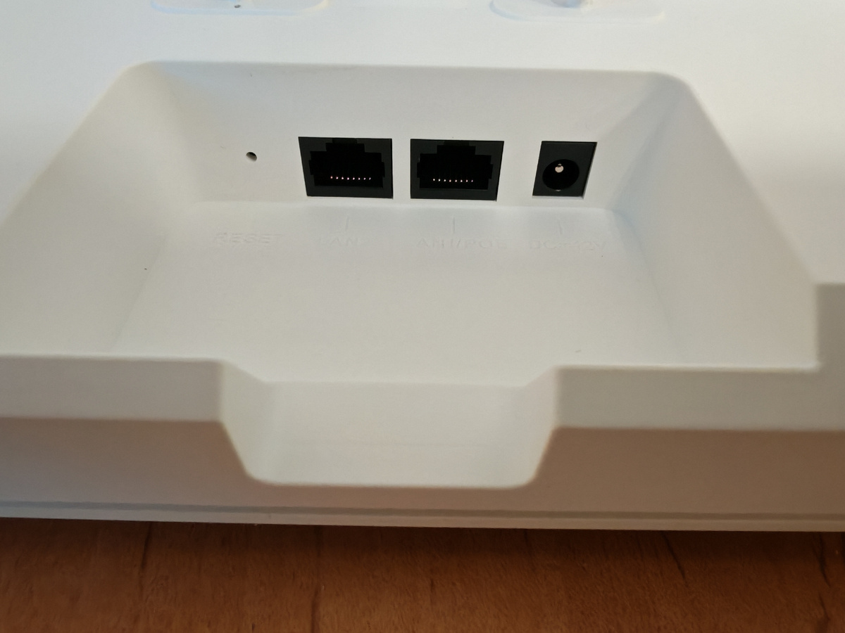 Два порта для подключения кабеля и разъём для блока питания.