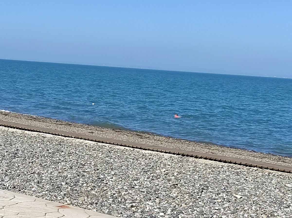 12 марта 2026 г. Отважный мужчина купается!