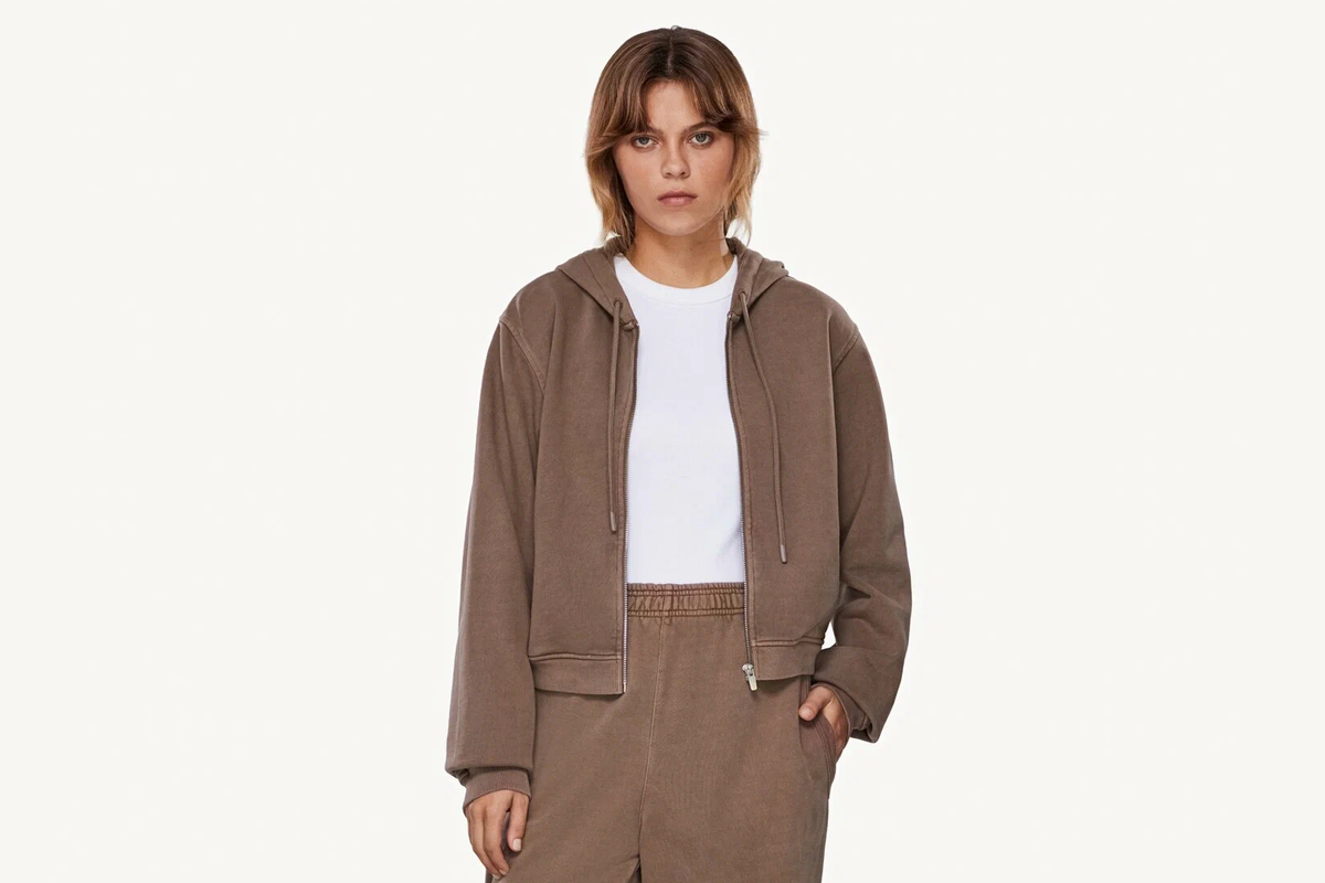 Худи из варёного хлопка берём для длительного перелёта и ветреных прогулок. Фото: Яндекс Маркет