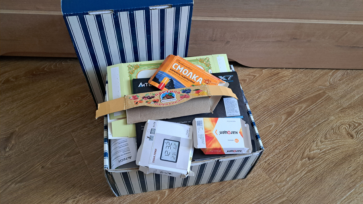 На фото — домашняя коробка для сбора макулатуры. Заполнена всего за 1,5 месяца, никаких газет и журналов там нет. Всё, что в коробке, — упаковка. 📦 Огромное количество бумажной и картонной упаковки попадает в наши дома, чтобы просто оказаться в мусорном ведре. Никакой видимой пользы. 😕