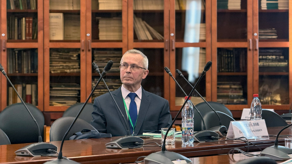   Виктор Михайлов специалист АО «ОНИИП» на сессии «Телекоммуникационное обеспечение Дальнего Востока и Российской Арктики. Внедрение цифровых технологий и технологий искусственного интеллекта». Источник фото: Отраслевое СМИ «Промышленность России».