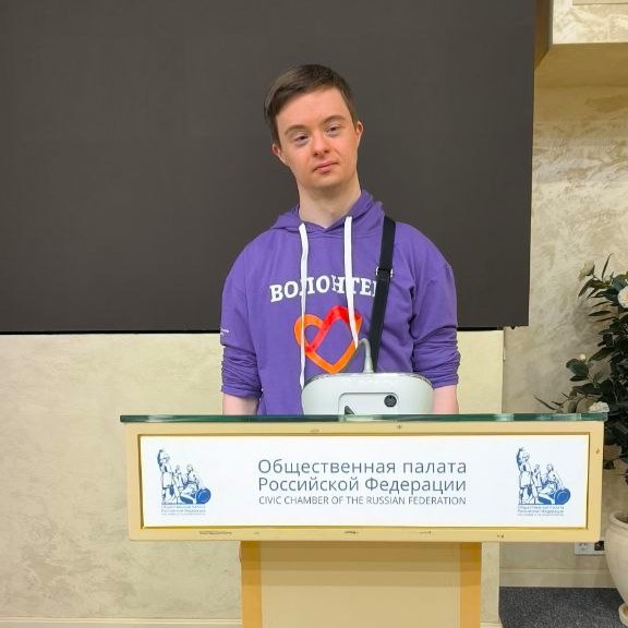 Медиаволонтер Артем Силин примеряет на себя главную трибуну Общественной палаты