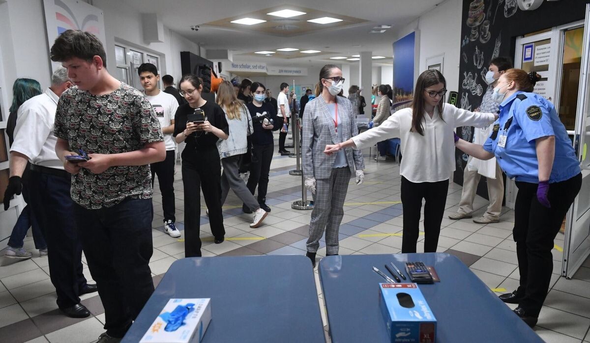     Досмотр учеников перед ЕГЭ. Источник: © РИА Новости Автор фото: Алексей Куденко