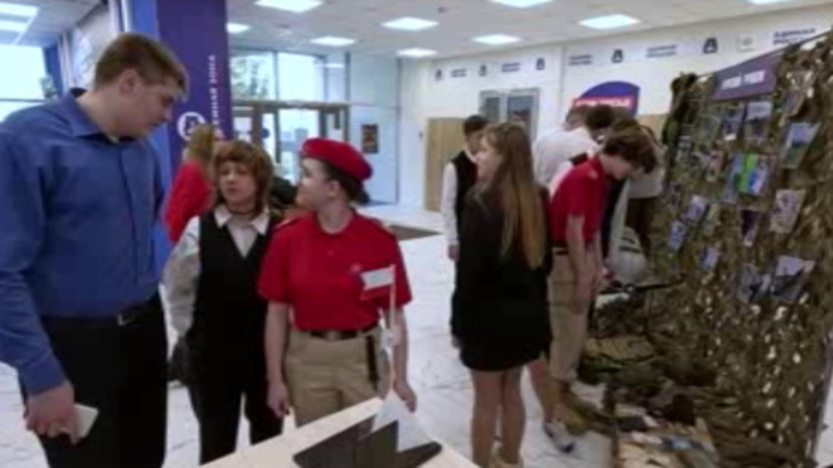    В штабе общественной поддержки открылась выставка «Курский рубеж»