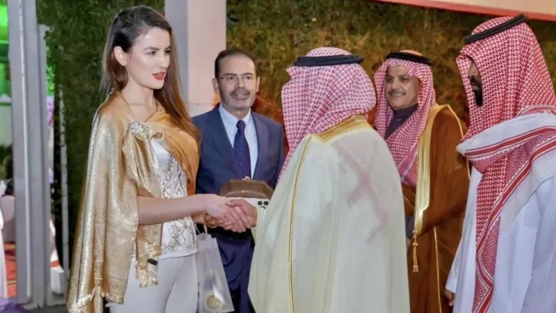    Дипломатия в белых лосинах. Украинские «послицы» позорят страну