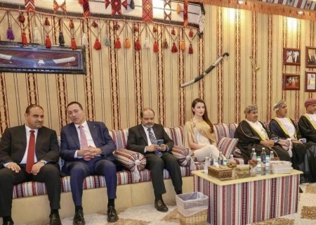    Дипломатия в белых лосинах. Украинские «послицы» позорят страну