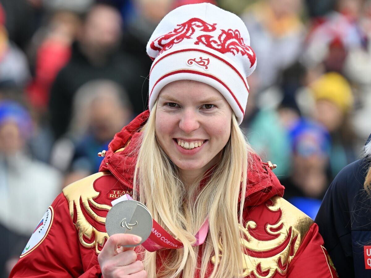    Варвара Ворончихина (Россия), завоевавшая серебряную медаль в гигантском слаломе среди женщин на XIV зимних Паралимпийских играх, на церемонии награждения | © РИА Новости / Юрий Кочетков
