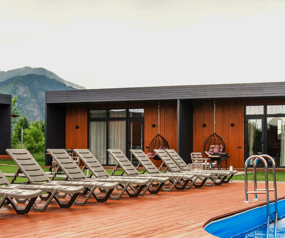 Дома состоят из двух номеров-идеальный вариант для небольших компаний и семейных пар, которые хотят провести время вместе, но при этом сохранить личное пространство. Между номерами установлена отличная звукоизоляция, поэтому не придется беспокоится о шуме и Вы сможете насладиться тишиной и покоем.