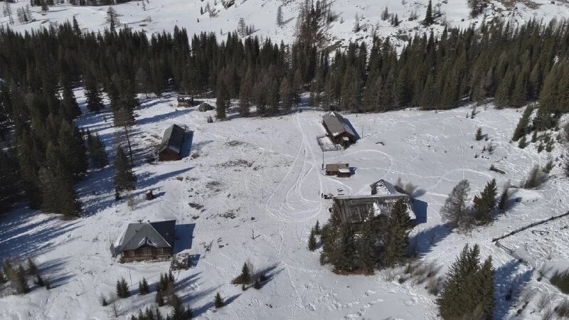     Снежные горы на Алтае. Алтайский заповедник