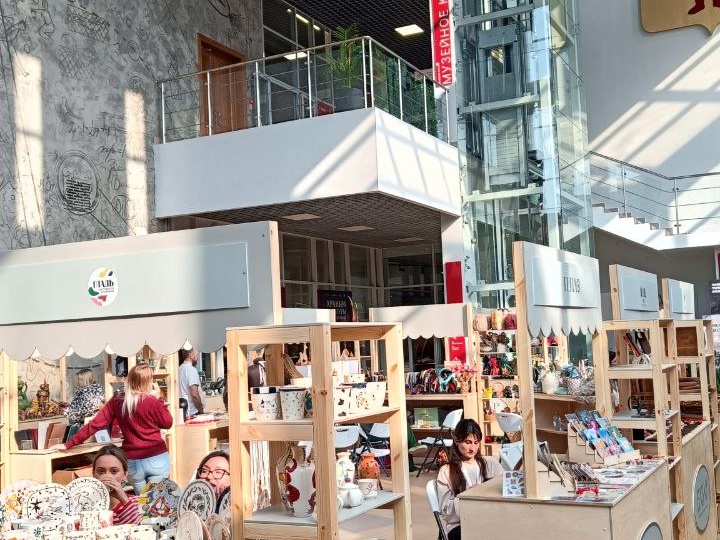 Сегодня я заглянула в атриум РИМа ( как по-итальянски звучит! вместо РИАМЗ, вернули старое название) а там работает "БАЗАР