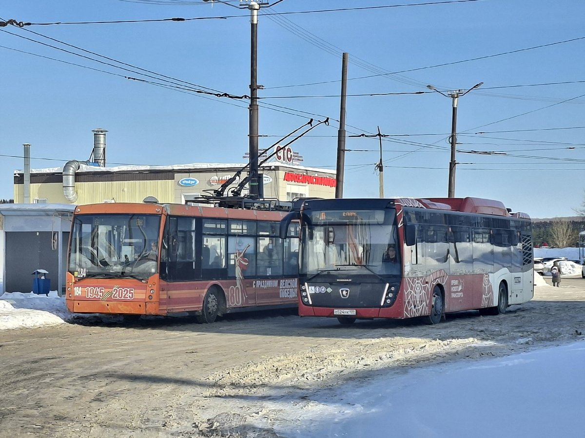  Тролза-5265.00 "Мегаполис" (слева)