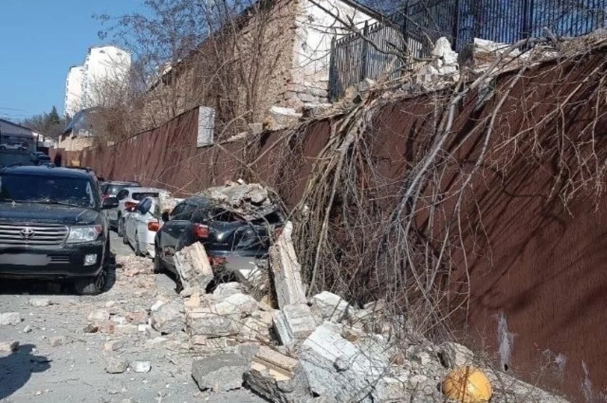    Три автомобиля повреждены при обрушении подпорной стены в Симферополе