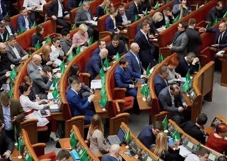    «Слуги народа» перестали голосовать в Верховной раде. Депутатов пугают отправкой на фронт