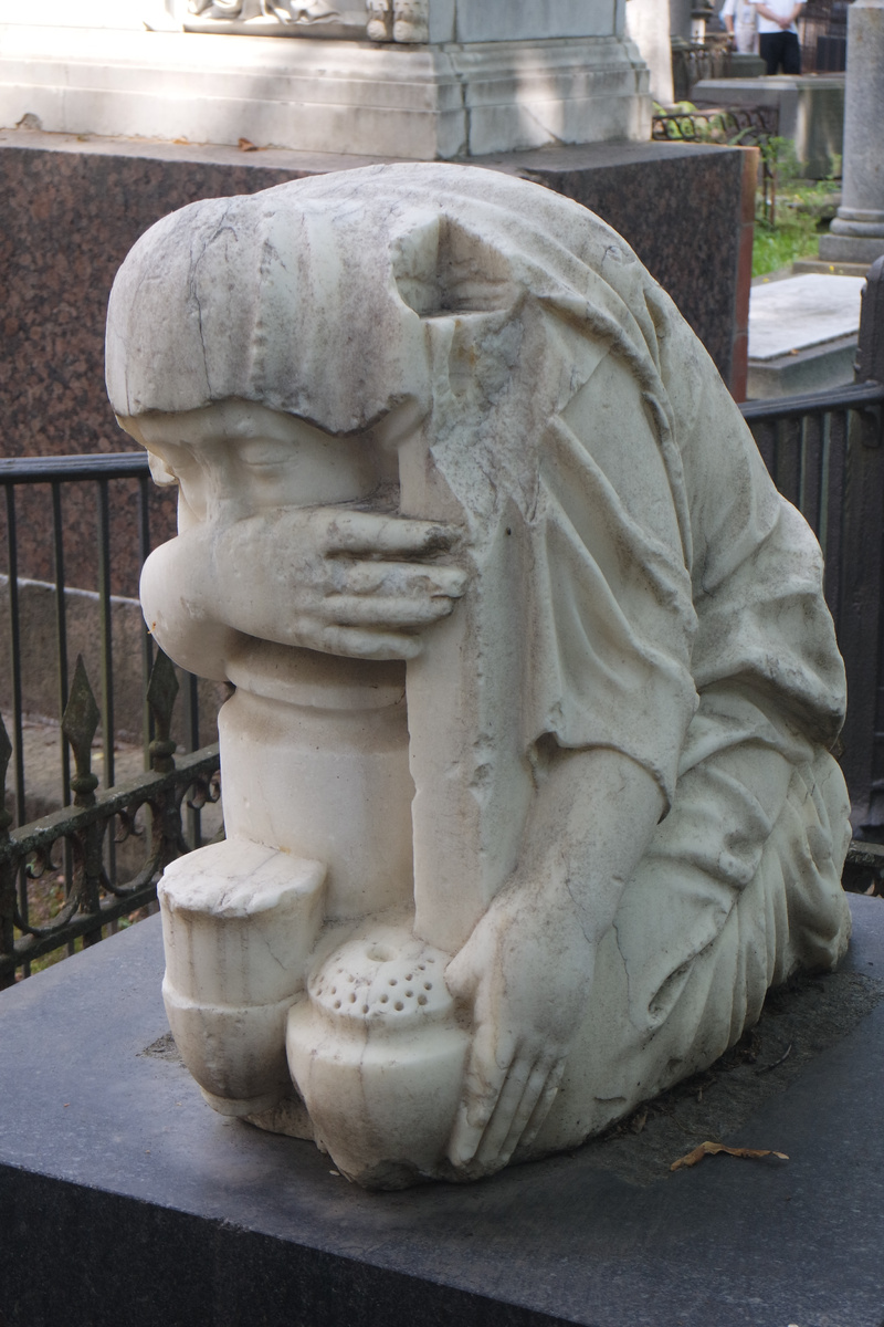 Господи, прости меня, но я сперва решила сослепу, что это обезьянка под накидкой... потом поняла, что плакальщица над урной, но мне уже это не развидеть!