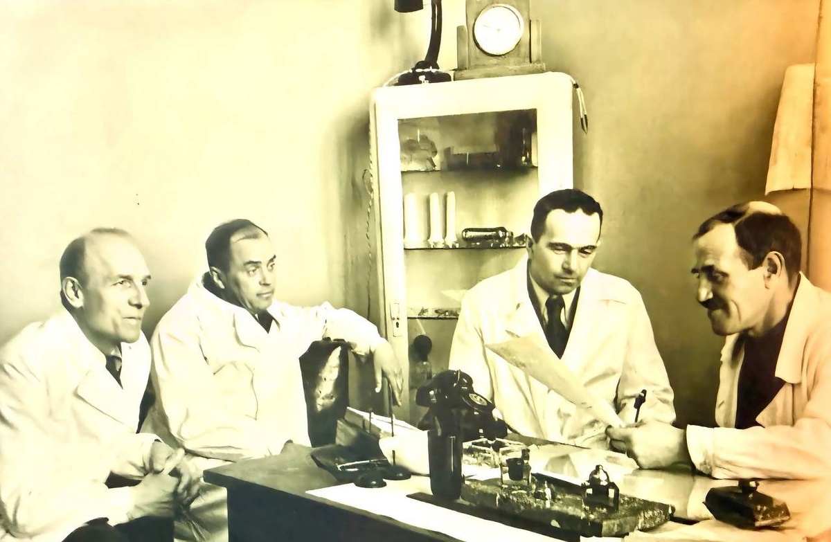 Спортивные врачи. На производственном совещании медчасти «Динамо». Справа налево: врачи Г. Поллак, Ю. Зельдович, А. Найденышев, Н. Куксин.