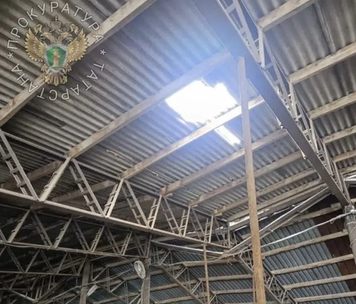    В Татарстане рабочий разбился, упав с крыши при расчистке снега