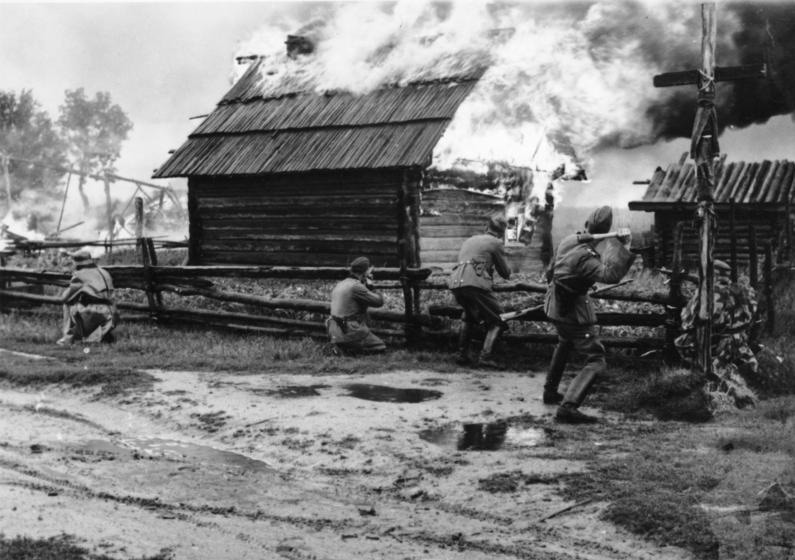 Деревня Переходы была сожжена карателями вместе со всеми жителями. До войны в ней было 26 дворов и проживал 131 человек.