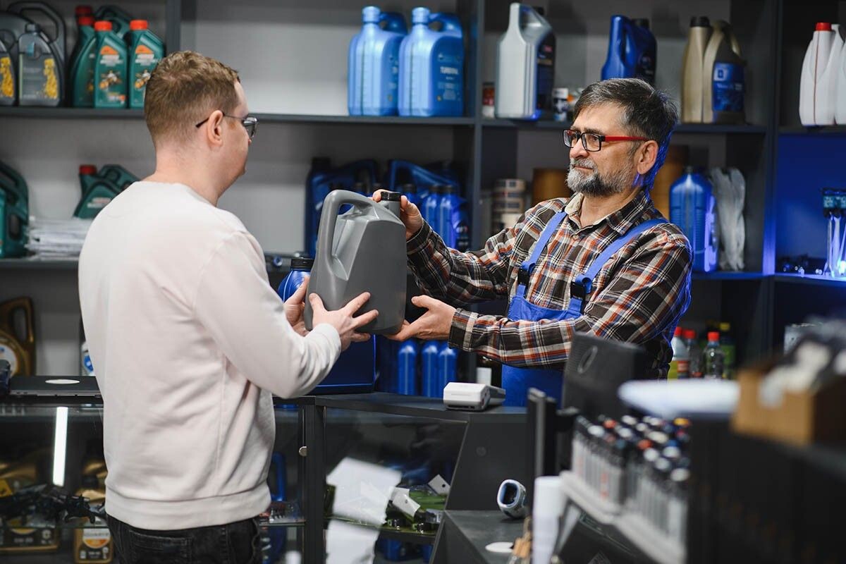 Иногда выбрать просто правильное масло бывает сложно. Источник: Hryshchyshen Serhii / Shutterstock / FOTODOM📷
