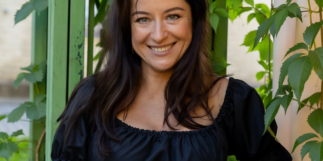 Макияж под черное платье: какие оттенки выигрышны