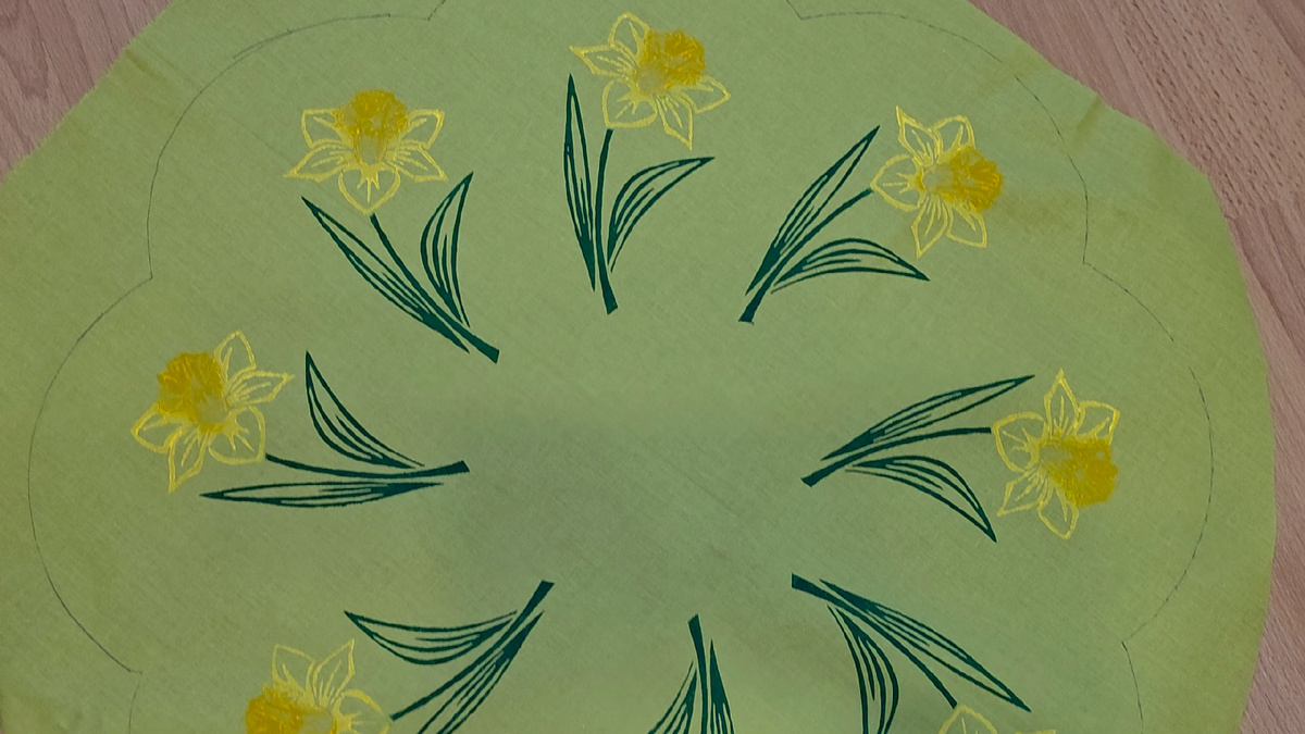 Нарциссы, нанесенные на ткань при помощи штампов