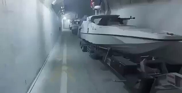 Иран продемонстрировал свою армаду военно-морских беспилотников со взрывчаткой, которые он использует для перекрытия Ормузского пролива и подрыва мировой экономики.