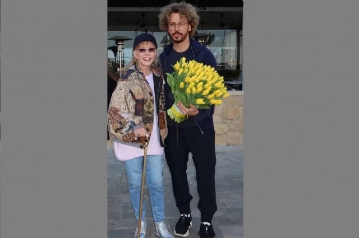    Врач Литвиненко объяснил появление Аллы Пугачевой на публике с тростью