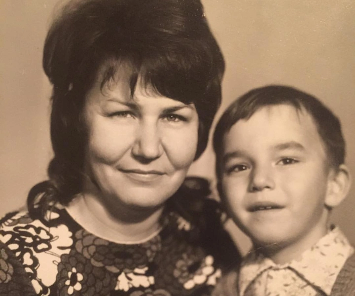 Кирилл Андреев в детстве с мамой