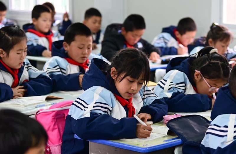 Китайские школьники в китайской школьной форме