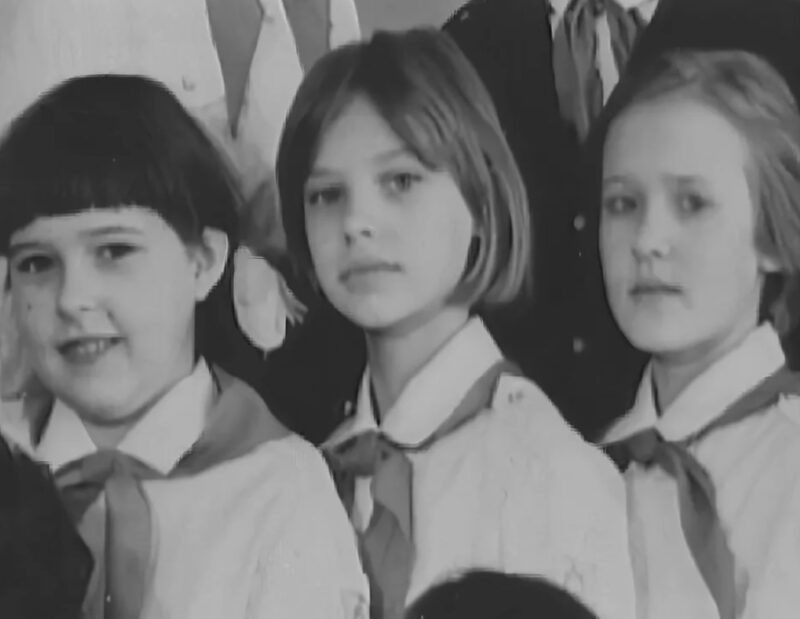    Ольга Машная в детстве (в центре).