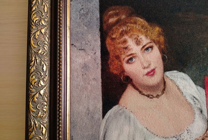 Оформление многоцветной вышивки в багетной мастерской