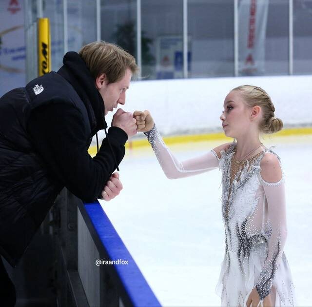     Тренер Никита Михайлов и Софья СарновскаяФото: ТГ-канал «Фигурексинг» Фотография взята из открытых источников.